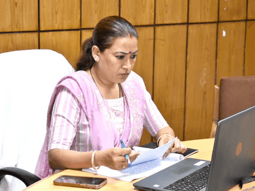 कैबिनेट मंत्री रेखा आर्या ने महिला कल्याण विभाग की महत्वपूर्ण विषयों के संबंध में ली बैठक