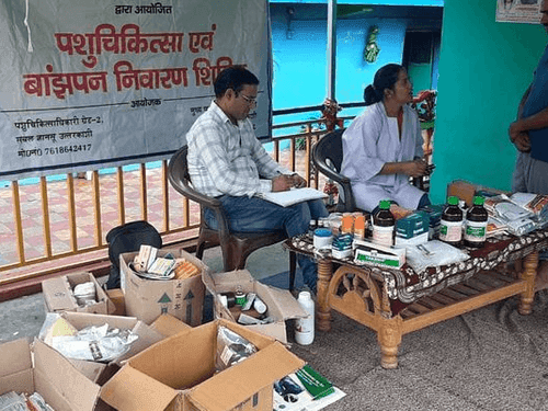 Image for पशुपालन विभाग उत्तरकाशी द्वारा पशुपालकों को औषधि का किया गया वितरण