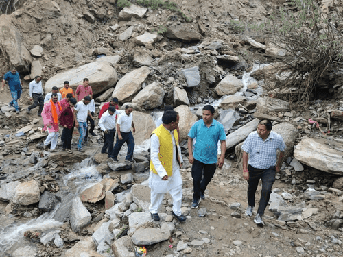 Image for कैबिनेट मंत्री डाॅ0 धन सिंह रावत ने थलीसैंण में आपदा ग्रस्त क्षेत्र का किया निरीक्षण