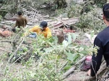 Image for खाई में गिरा ट्रक, दो लोगों की मौत, अन्य घायल