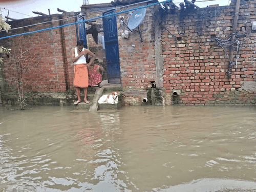 जलभराव के कारण फंसे लोगों का एसडीआरएफ ने किया सकुशल रेस्क्यू