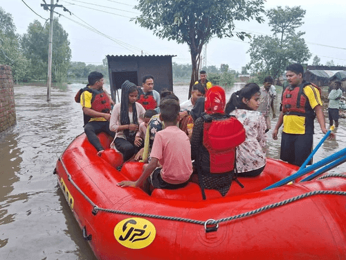 Image for जलभराव के कारण फंसे लोगों का एसडीआरएफ ने किया सकुशल रेस्क्यू