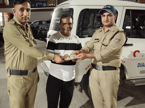 Image for खोये हुए रूपयों को पुलिस ने किया उसके मालिक के सुपुर्द