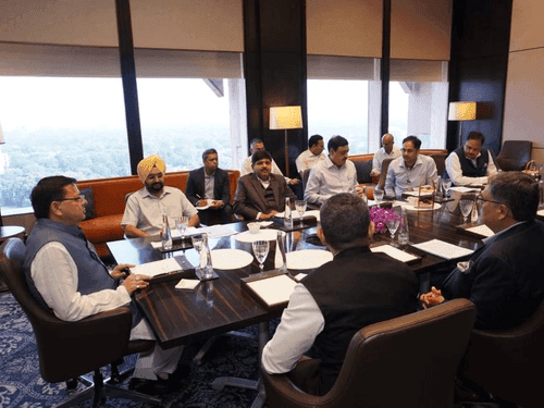 Image for सीएम धामी ने निवेश की संभावनाओं के दृष्टिगत अधिकारियों संग की बैठक