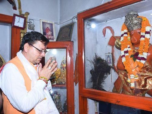 मनोनीत सीएम धामी ने की प्राचीन श्री हुनमान मंदिर में पूजा अर्चना