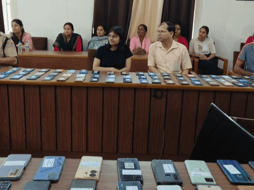 Image for खोये हुए मोबाइल पाकर खिले मोबाइल स्वामियों के चेहरे