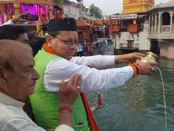 Image for शपथ ग्रहण के बाद हरिद्वार गंगा आरती में शामिल हुए सीएम धामी