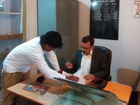 Image for डॉ एस.बी. पांडे द्वारा किया गया कुक्कुट प्रक्षेत्र का निरीक्षण