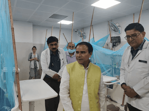 Image for स्वास्थ्य मंत्री डाॅ0 धन सिंह रावत ने दीनदयाल उपाध्याय जिला अस्पताल का किया निरीक्षण
