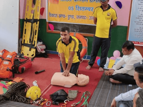 Image for एसडीआरएफ द्वारा स्कूली छात्र-छात्राओं और शिक्षकों को किया गया जागरूक