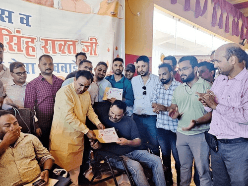 Image for स्वास्थ्य मंत्री डाॅ0 धन सिंह रावत ने रक्तदाताओं को बांटे सर्टिफिकेट