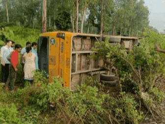 उत्तराखंड में फिर स्कूल बस दुर्घटनाग्रस्त