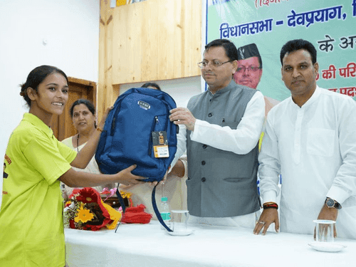 सीएम धामी ने भारत दर्शन शैक्षिक भ्रमण 2023 में शामिल छात्रों के दल को फ्लैग ऑफ कर किया रवाना
