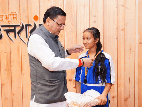 Image for किक बॉक्सिंग प्रतियोगिता में प्रतिभाग करने वाले खिलाड़ियों ने सीएम धामी से की भेंट