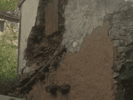 भूकंप के कारण सोमेश्वर में मकान क्षतिग्रस्त, मलबे में दबे चार जानवर