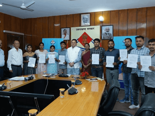 Image for सीएम धामी ने यूकेएसएसएससी के माध्यम से चयनित 10 अभ्यर्थियों को प्रदान किए नियुक्ति पत्र