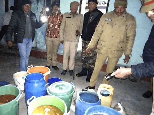अवैध शराब कारोबारियों के खिलाफ चमोली पुलिस की कार्यवाही जारी