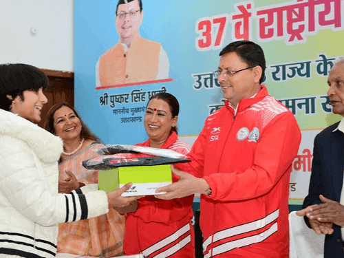 Image for सीएम धामी ने खिलाड़ियों के दल को फ्लैग ऑफ कर किया रवाना