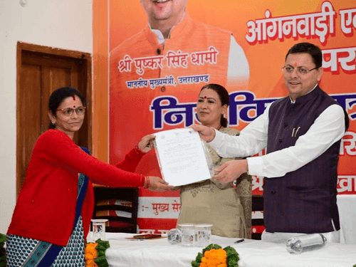 Image for सीएम धामी ने आंगनवाड़ी कार्यकर्त्रियों को वितरित किये नियुक्ति पत्र