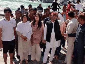 देवप्रयाग पहुंचे अखिलेश यादव, संगम पर स्नान कर लिया मां गंगा का आशीर्वाद