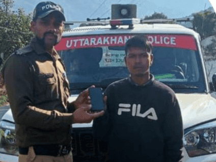 Image for पिथौरागढ़ पुलिस ने गुम हुआ फोन खोजकर उसके सुपुर्द कर लौटाई युवक के चेहरे की मुस्कान