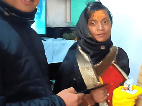 Image for चमोली पुलिस ने खोये हुए फोन को किया महिला श्रद्धालु के सुपुर्द