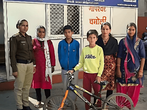 खोई हुई साइकिल को चमोली पुलिस ने किया बच्चे के सुपुर्द
