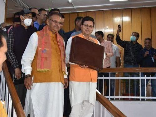 मुख्यमंत्री श्री पुष्कर सिंह धामी ने कल विधानसभा में प्रेस प्रतिनिधियों से अनौपचारिक वार्ता की