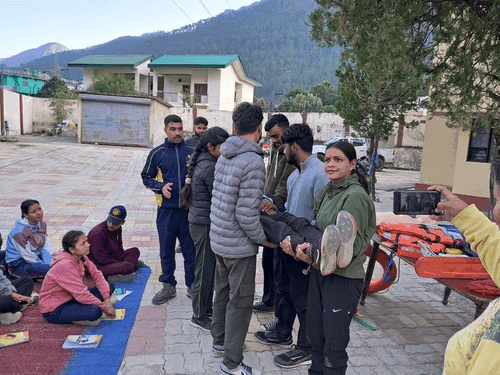 एडवेंचर फाउंडेशन कोर्स में प्रतिभाग कर रहे युवक-युवतियों को एसडीआरएफ ने दिया प्रशिक्षण