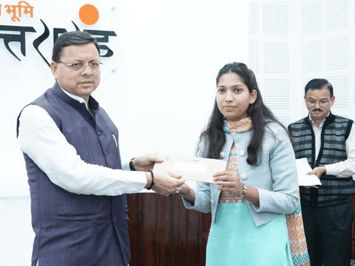 सीएम धामी ने 8 संस्तुत अभ्यर्थियो को वितरित किए नियुक्ति पत्र