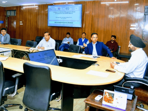 मुख्य सचिव ने स्थानीय निकायों में ठोस कूड़ा प्रबन्धन के सम्बन्ध में ली बैठक