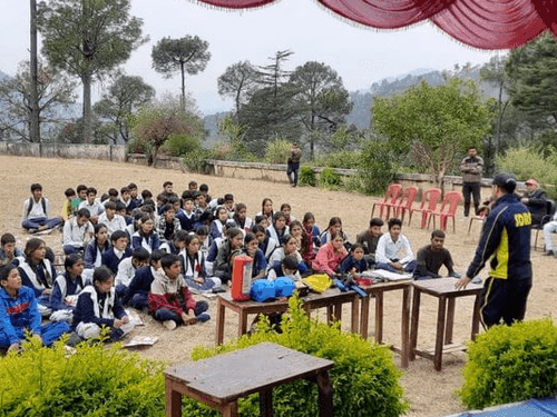 एसडीआरएफ टीम ने राजकीय इंटर कॉलेज, उत्तरकाशी में छात्र-छात्राओं को कराया अभ्यास