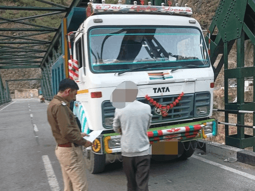 Image for यातायात नियमों का उल्लंघन करने वाले कुल 138 वाहन चालकों के विरूद्ध पिथौरागढ़ पुलिस की कार्यवाही