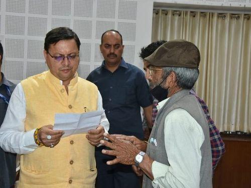 मुख्य सेवक सभागार में प्रदेश के विभिन्न क्षेत्रों से आये लोगों ने सीएम धामी से भेंट की