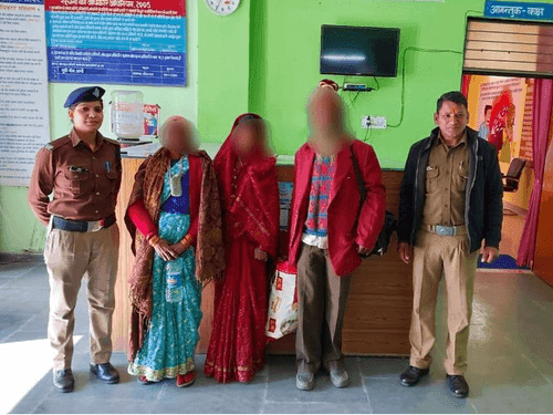 Image for मानसिक रुप से अस्वस्थ महिला को अल्मोड़ा पुलिस ने किया परिजनों के सुपुर्द