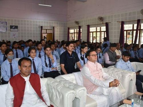 Image for सीएम धामी ने छात्रों के साथ पीएम मोदी के परीक्षा पे चर्चा कार्यक्रम में वर्चुअल माध्यम से प्रतिभाग किया