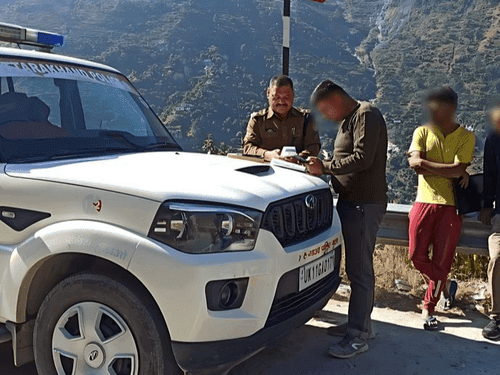 यातायात नियमों का उल्लंघन करने वाले 27 वाहन चलाकों के विरूद्ध चमोली पुलिस की कार्यवाही