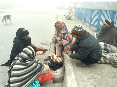 पहाड़ों से लेकर मैदान तक बिगड़ा मौसम का मिजाज, तापमान में आई गिरावट