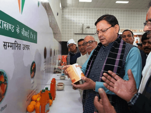 सीएम धामी ने मुख्य सेवक सदन में जी.आई. प्रमाण पत्रों का किया वितरण