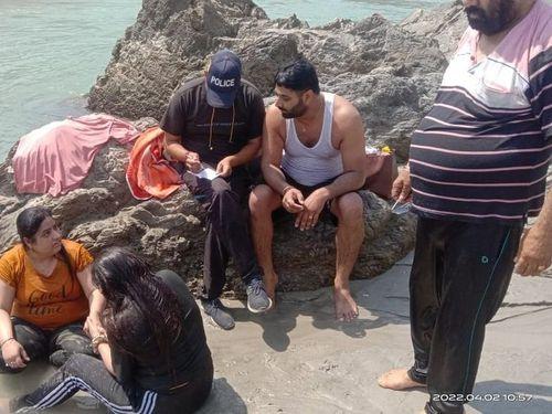 Image for गंगा में बहे पर्यटकों का सकुशल रेस्क्यू कर जल पुलिस ने बचाई जान