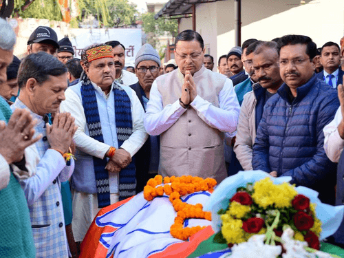 सीएम धामी ने पूर्व वरिष्ठ भाजपा नेता मोहन सिंह रावत ‘गांववासी’ के पार्थिव शरीर पर पुष्प किए अर्पित