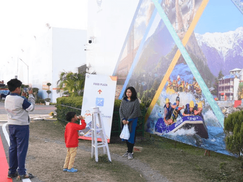 ‘उत्तराखण्ड ग्लोबल इन्वेस्टर्स समिट’ के आयोजन स्थल पर एग्जीबिशन एरिया स्कूली छात्रों और आम जनता के लिए रहा खुला