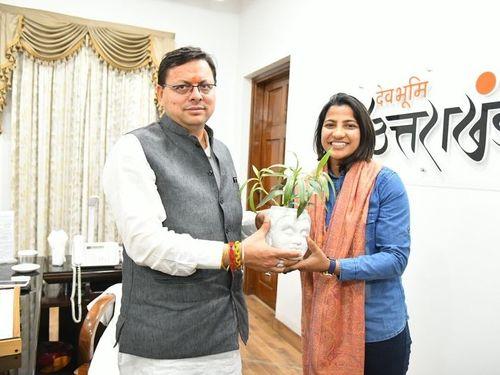 महिला क्रिकेट टीम की प्रसिद्ध खिलाड़ी स्नेहा राणा ने की सीएम धामी से शिष्टाचार भेंट