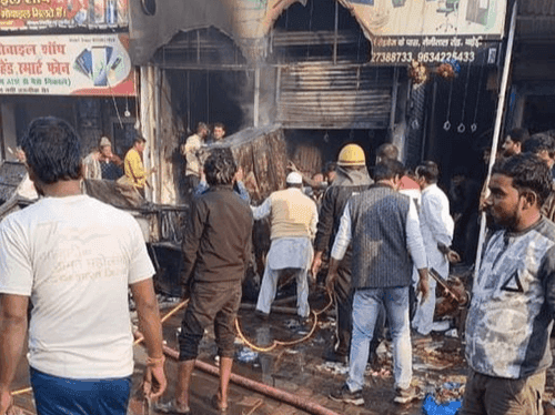 Image for स्वदेशी इंटरप्राइजेज नामक फ़ार्म में लगीभीषण आग, फायर सर्विस ने पाया काबू