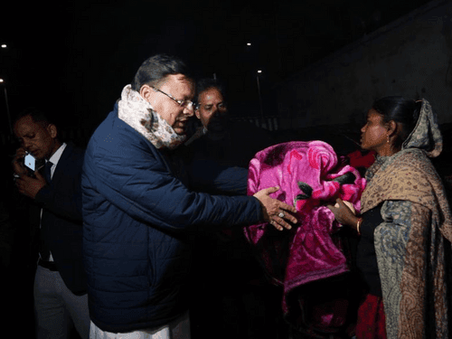 Image for सीएम धामी ने सड़क पर जरूरतमंदों को वितरण किए कंबल