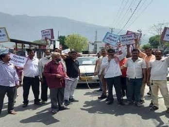 चालक-परिचालकों ने रस्सियों से कार खींचकर किया महंगाई के खिलाफ प्रदर्शन