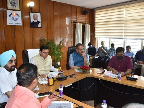 सीएम धामी ने की लोक निर्माण विभाग की समीक्षा बैठक