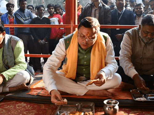 सीएम धामी ने खटीमा के भारामल मन्दिर में पूजा-अर्चना कर ग्रहण किया प्रसाद