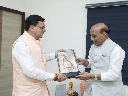 Image for बीते दिन मुख्यमंत्री श्री पुष्कर सिंह धामी ने नई दिल्ली में केंद्रीय रक्षा मंत्री श्री राजनाथ सिंह से शिष्टाचार भेंट की