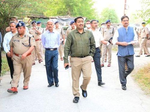 Image for मंगलवार शाम श्री अशोक कुमार आईपीएस, डीजीपी महोदय ने थाना वसंत विहार और वहां स्थित आवासीय परिसर का भ्रमण/निरीक्षण किया गया
